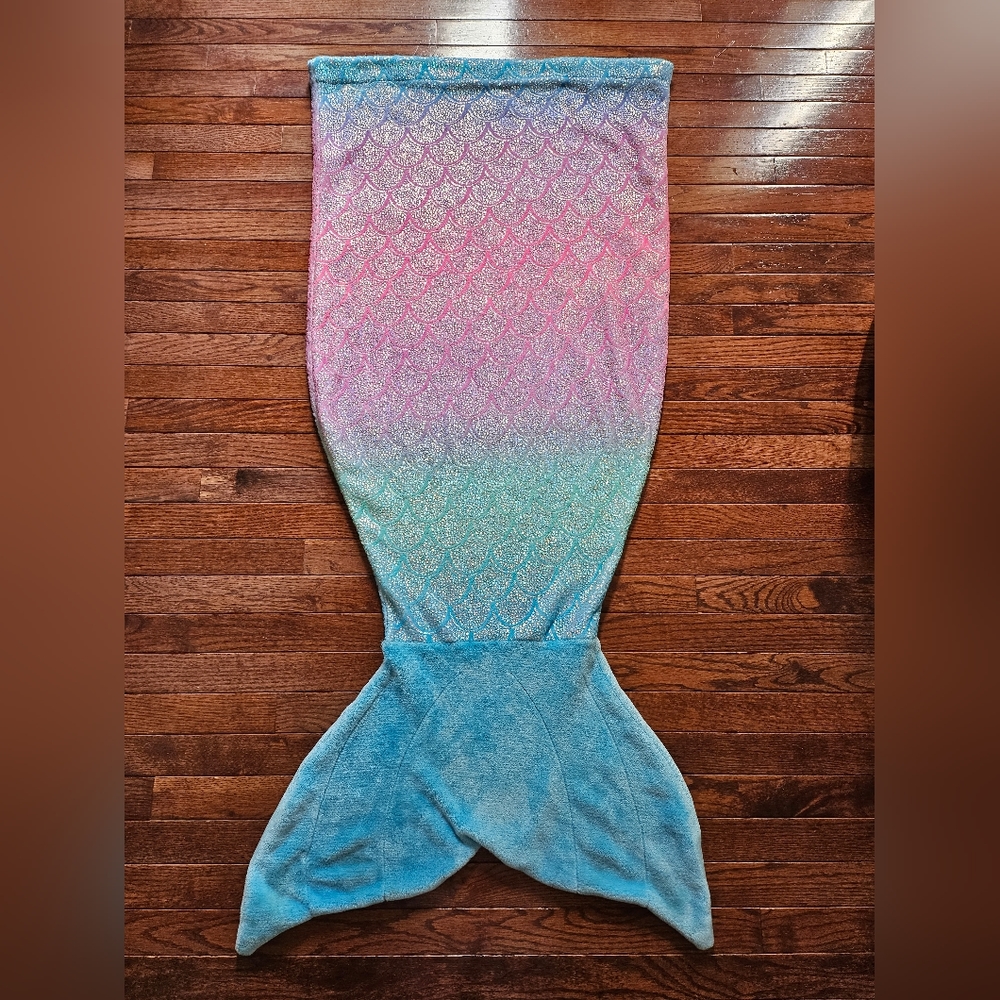 Mermaid Tail Blanket - Picture 2 of 6